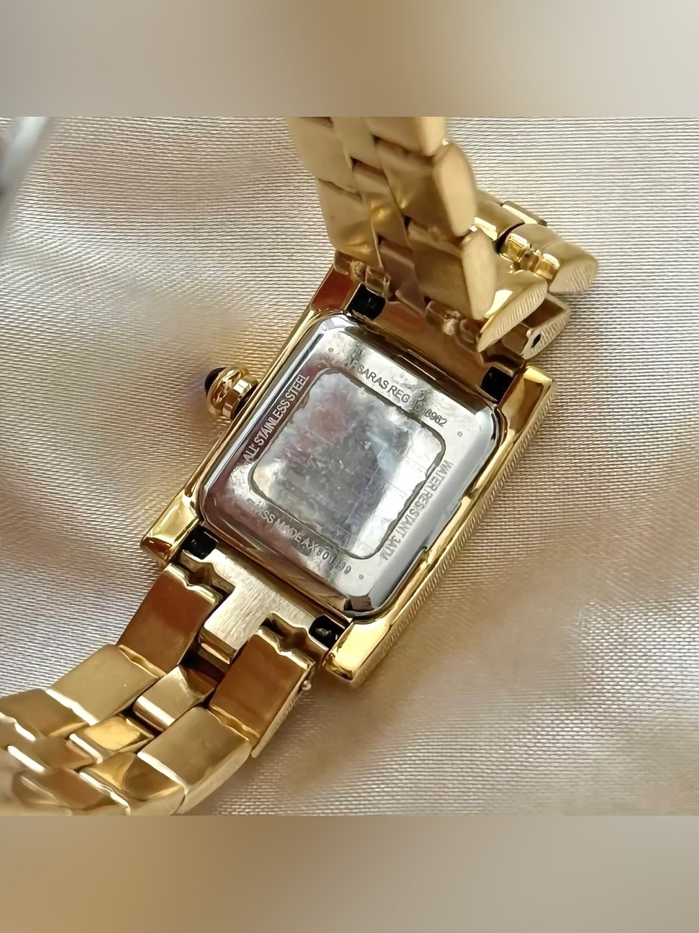 AUTHENTIC RARE VINTAGE GIVENCHY MOTHER-OF-PEARL DAINTY WATCH - Picture 10 of 10